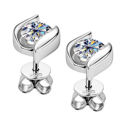 LUMIOR 1 karaat moissanite stud oorbellen in 925 sterling zilver met platina of 18K goud plating.