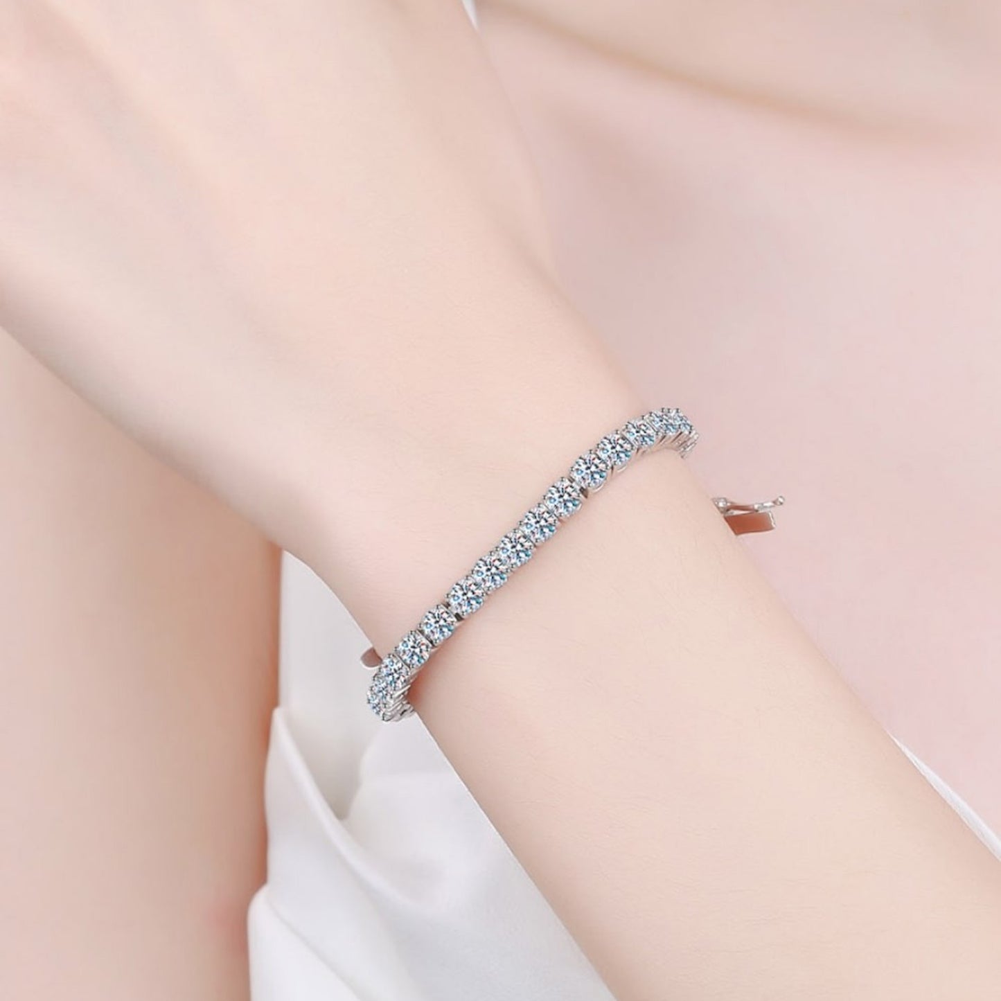 LUMIOR 4.9 karaat moissanite tennisarmband van 925 sterling zilver met rhodium plating en een hoogglans afwerking.