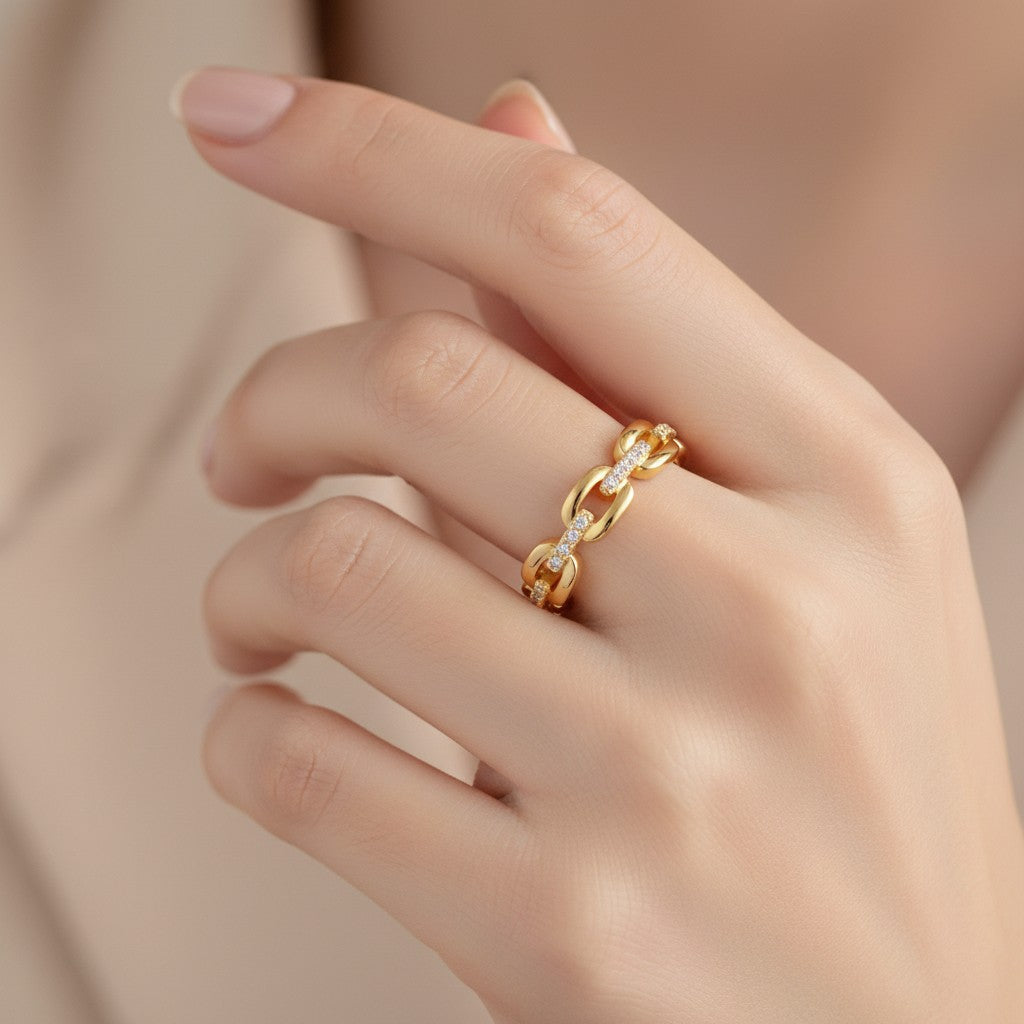 LUMIOR Omnia™ Unisex Eternity Moissanite Band in 18K geelgoud met schakelontwerp en moissanite stenen.