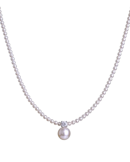 LUMIOR Parisian Muse ketting van 925 sterling zilver met een elegante parel en glinsterend accent.