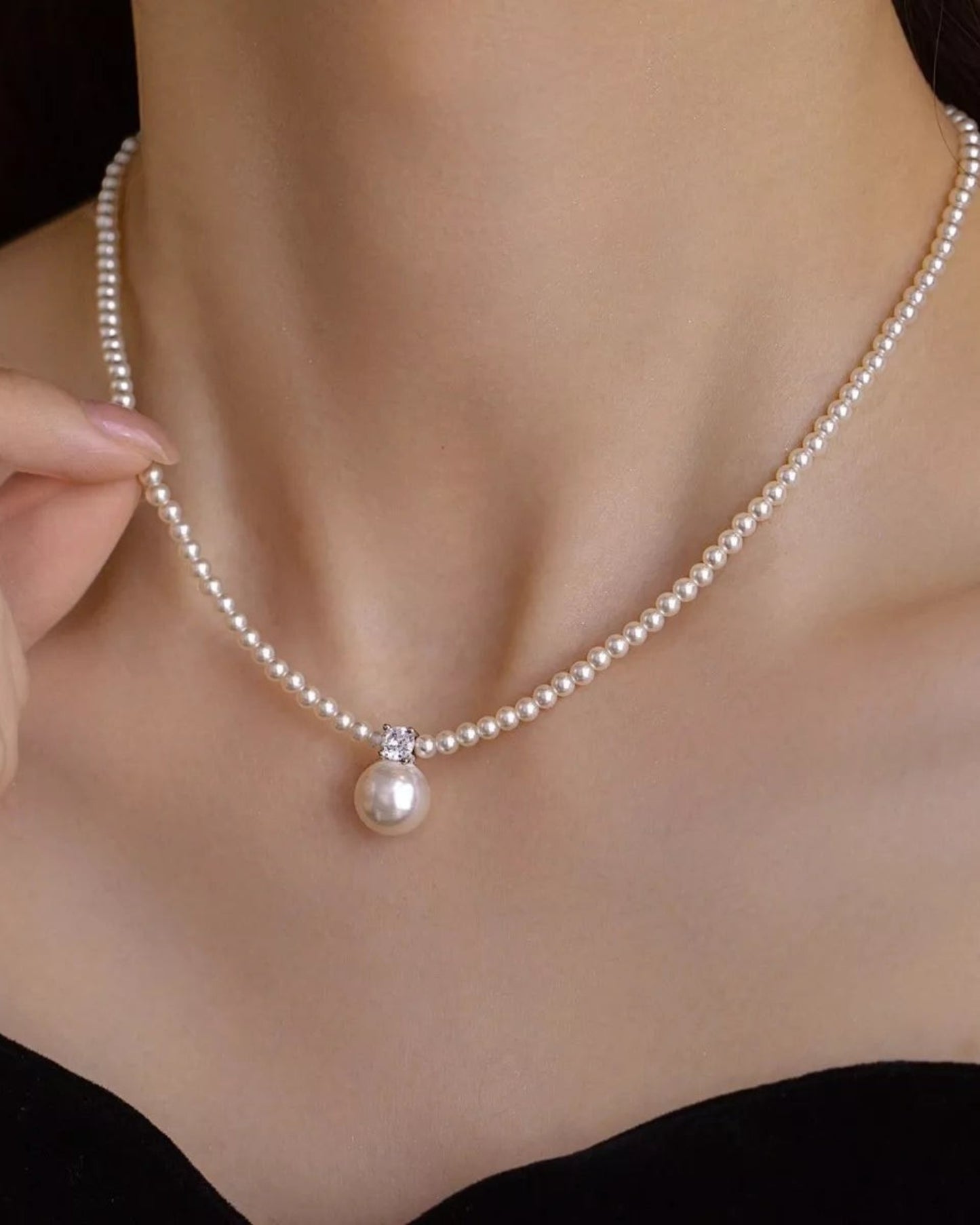 LUMIOR Parisian Muse ketting van 925 sterling zilver met een elegante parel en glinsterende zirkonia hanger.