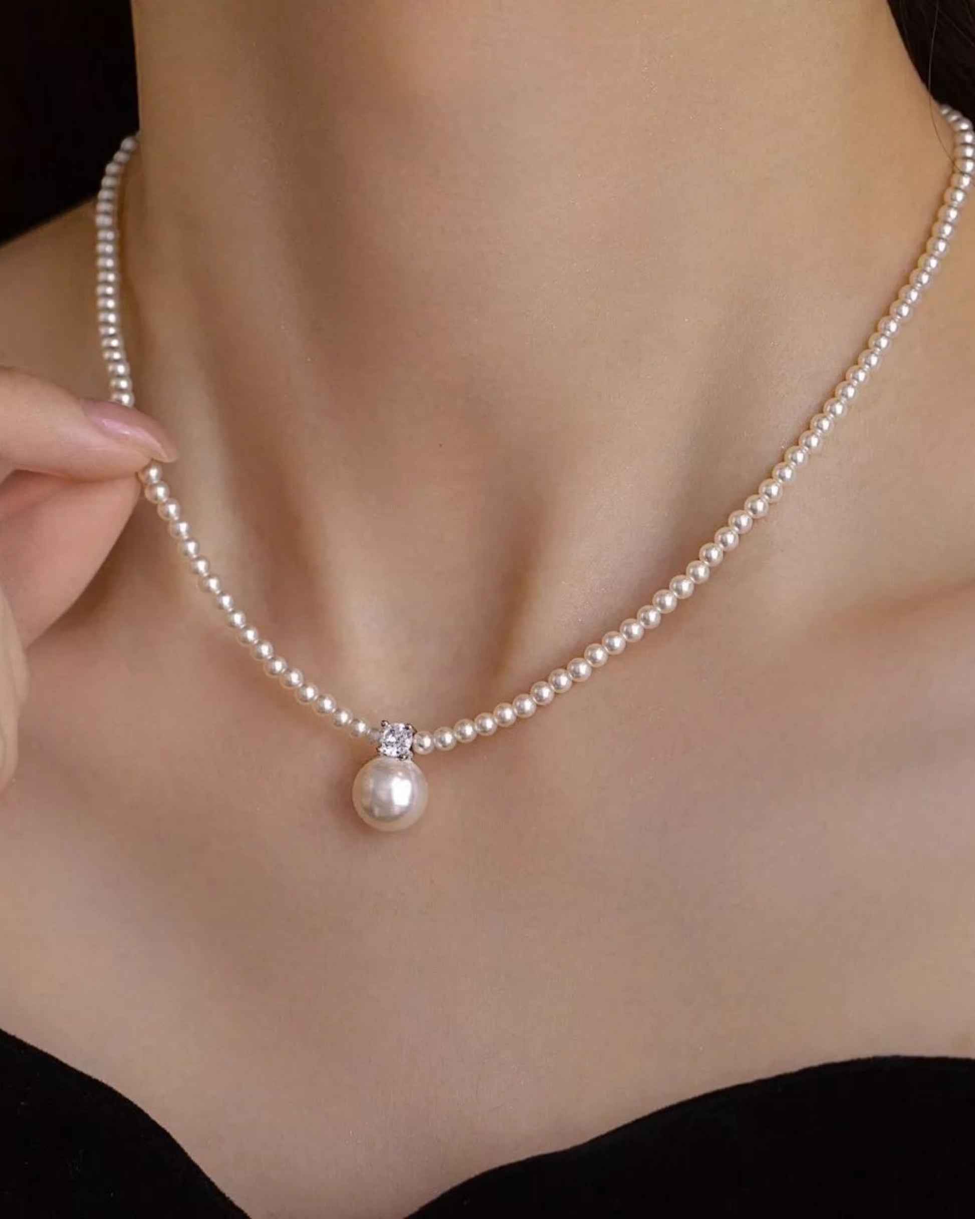 LUMIOR Parisian Muse ketting van 925 sterling zilver met een elegante parel en glinsterende zirkonia hanger.