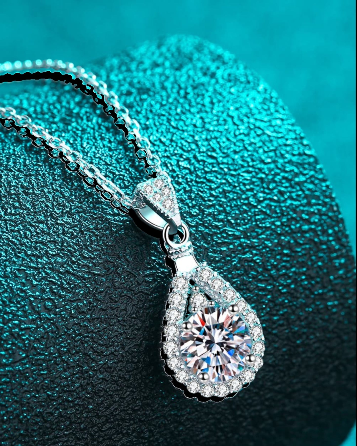 LUMIOR 2 karaat peervormige moissanite hanger met zirkonia accenten, 925 sterling zilver met rhodium plating.