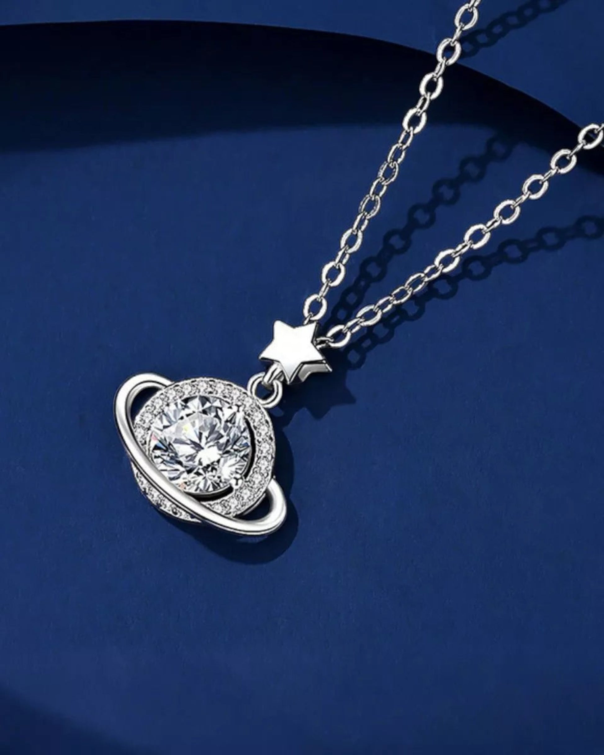 LUMIOR Celestial Planet hanger ketting van 925 sterling zilver met 1 karaat moissanite en sterdetail.