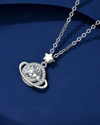 LUMIOR Celestial Planet hanger ketting van 925 sterling zilver met 1 karaat moissanite en sterdetail.