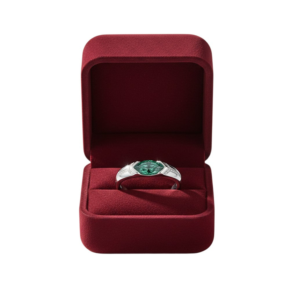 LUMIOR retro ring met een 1 karaat diepgroene marquise geslepen moissaniet en zirkonia accenten, gezet in 925 sterling zilver.