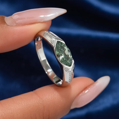 LUMIOR retro ring met marquise geslepen groene moissaniet van 1 karaat en kleine zirkonia's in 925 sterling zilver.
