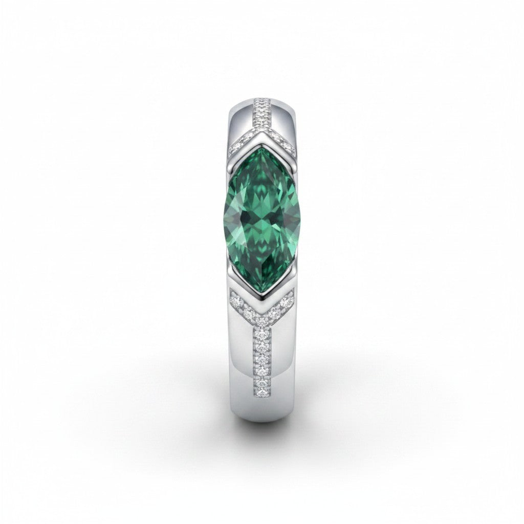 LUMIOR retro ring met een 1 karaat marquise geslepen smaragdgroene moissaniet en zilveren band met kleine zirkonia's.