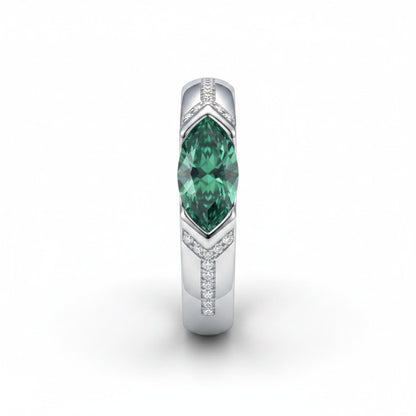 LUMIOR retro ring met een 1 karaat marquise geslepen smaragdgroene moissaniet en zilveren band met kleine zirkonia's.
