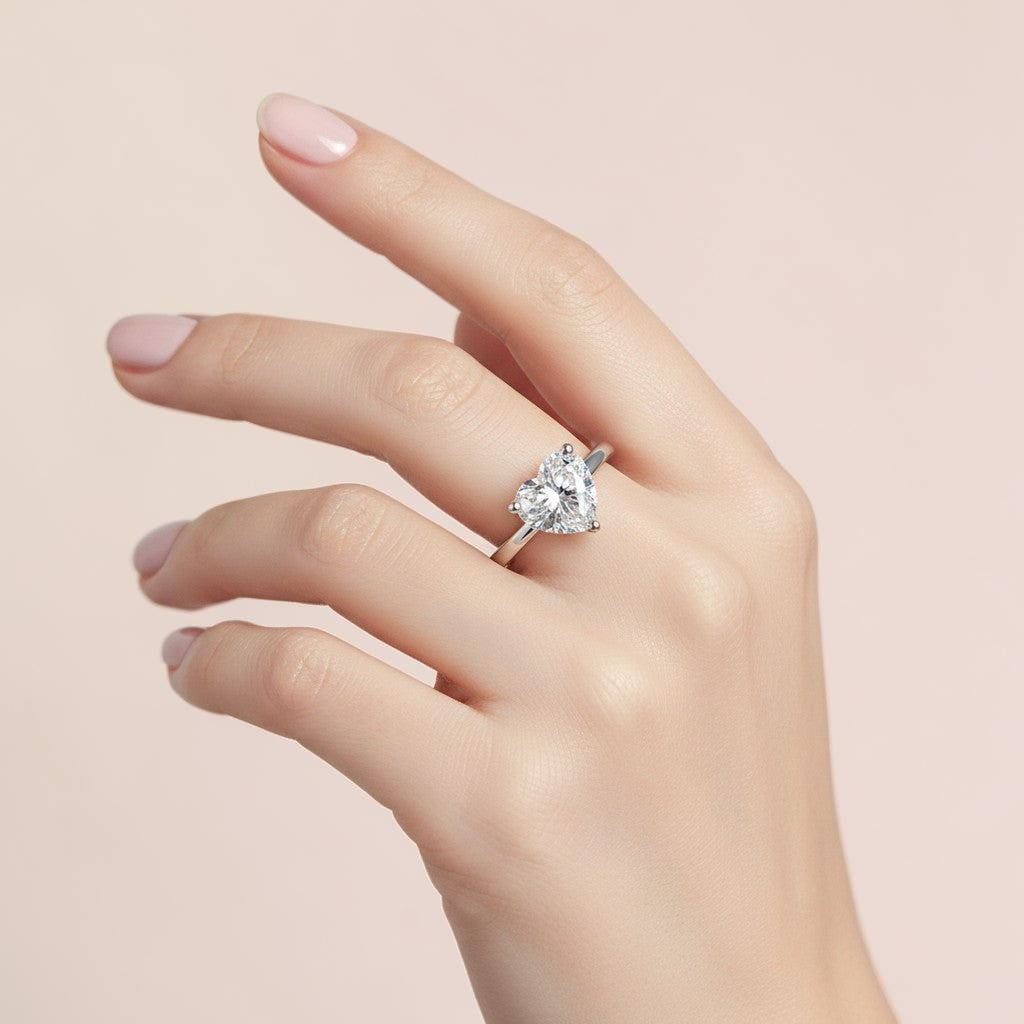 LUMIOR ring met hartvormige moissanite diamant in 925 sterling zilver met 18K geelgouden plating. Solitair design.