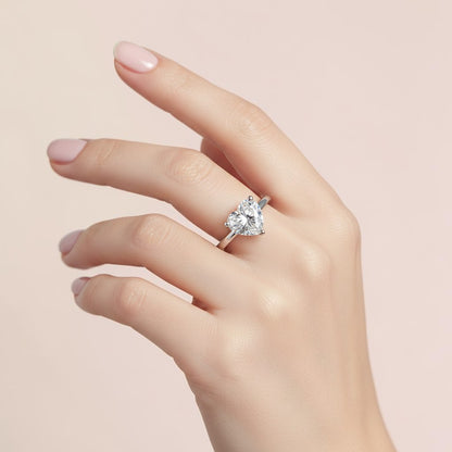 LUMIOR ring met hartvormige moissanite diamant in 925 sterling zilver met 18K geelgouden plating. Solitair design.