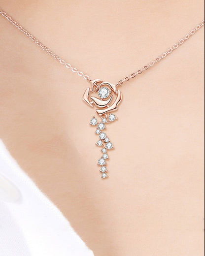 LUMIOR ketting van 18k roségoud verguld zilver met wisteria bloemmotief en sprankelende moissanite stenen.