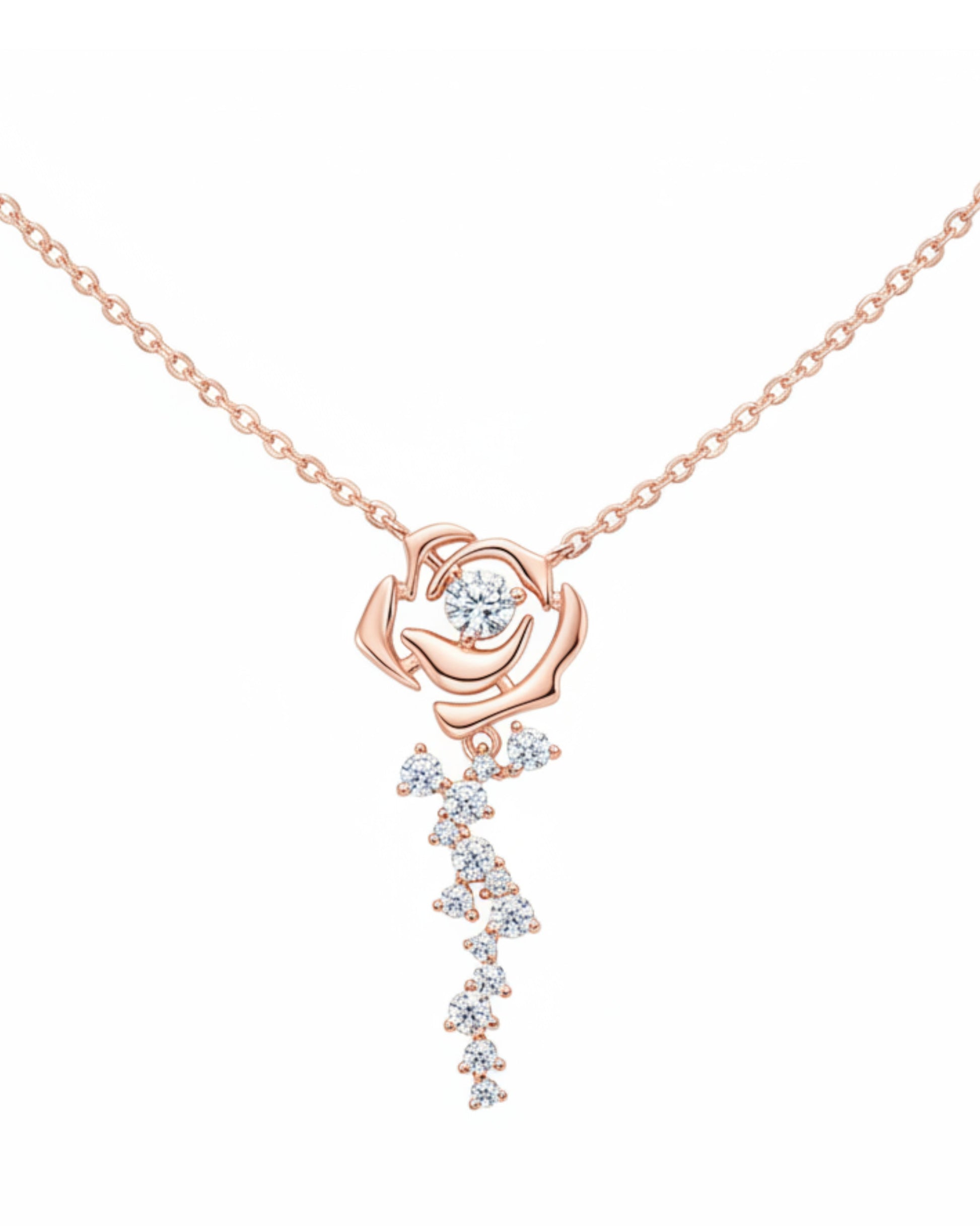 LUMIOR ketting van 18k roségoud verguld zilver met een wisteria bloemmotief en sprankelende moissanite stenen.