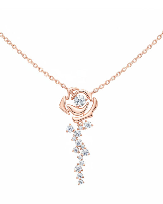 LUMIOR ketting van 18k roségoud verguld zilver met een wisteria bloemmotief en sprankelende moissanite stenen.