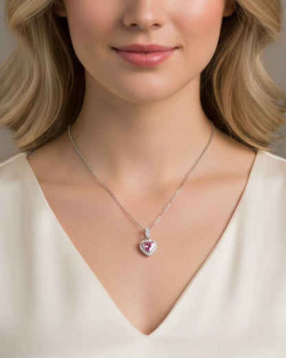 Model draagt LUMIOR 1 karaat roze hartvormige moissanite ketting met zilveren accenten en platina afwerking.