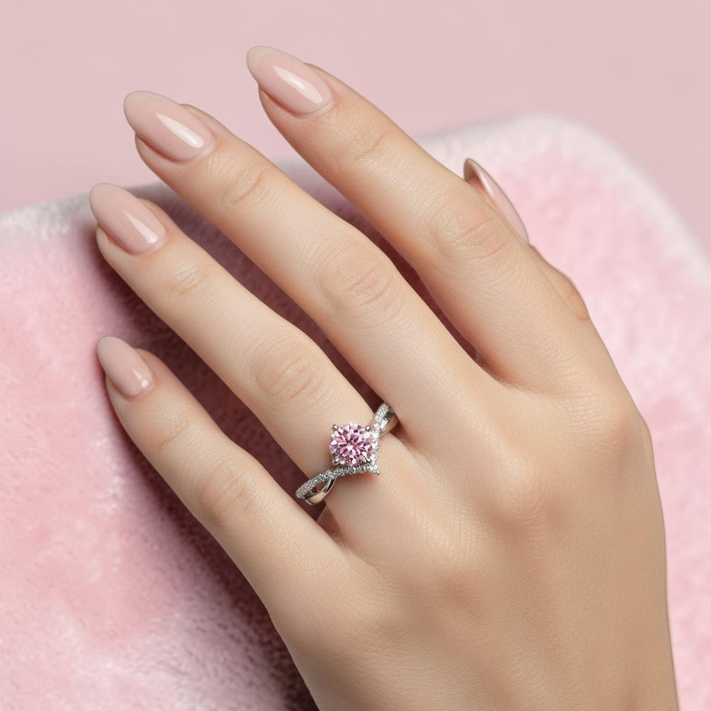 LUMIOR damesring van sterling zilver met een roze moissaniet diamant van 1 karaat en een draaiend sterontwerp.