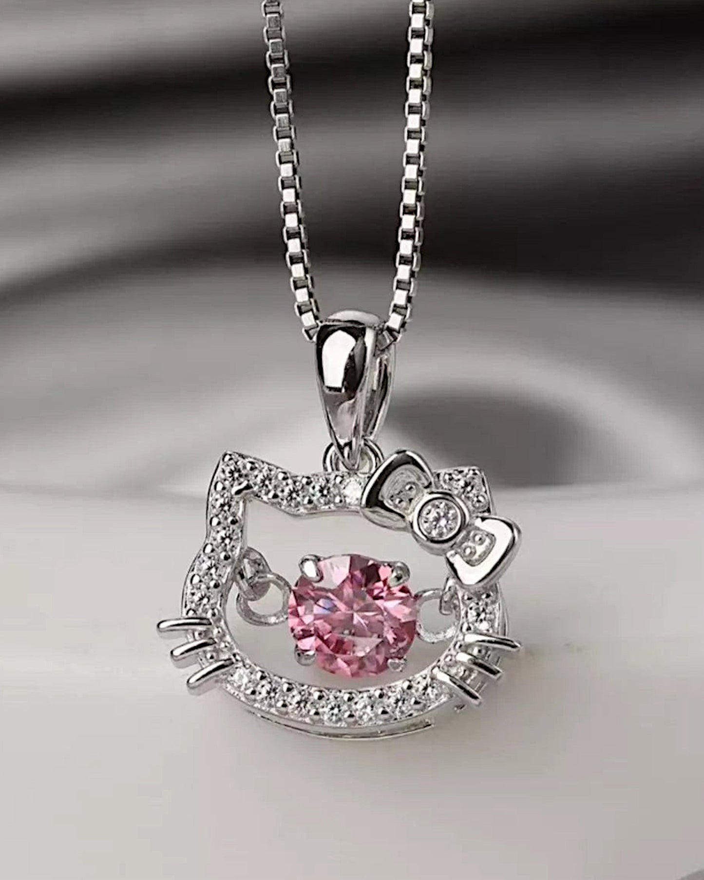 LUMIOR Imperial Aura 2 karaat roze moissanite hanger ketting van 925 sterling zilver in Hello Kitty-stijl.