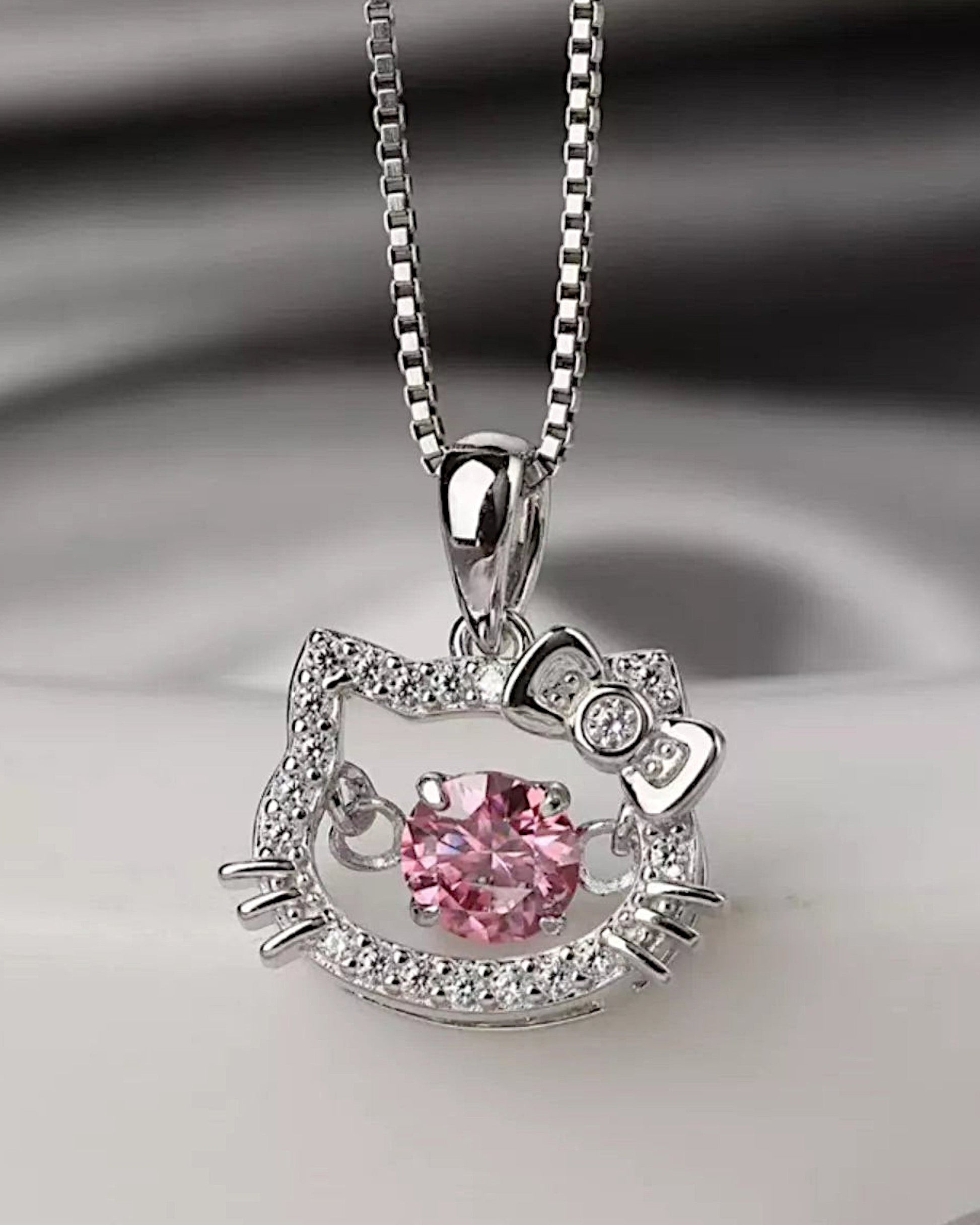 LUMIOR Imperial Aura 2 karaat roze moissanite hanger ketting van 925 sterling zilver in Hello Kitty-stijl.