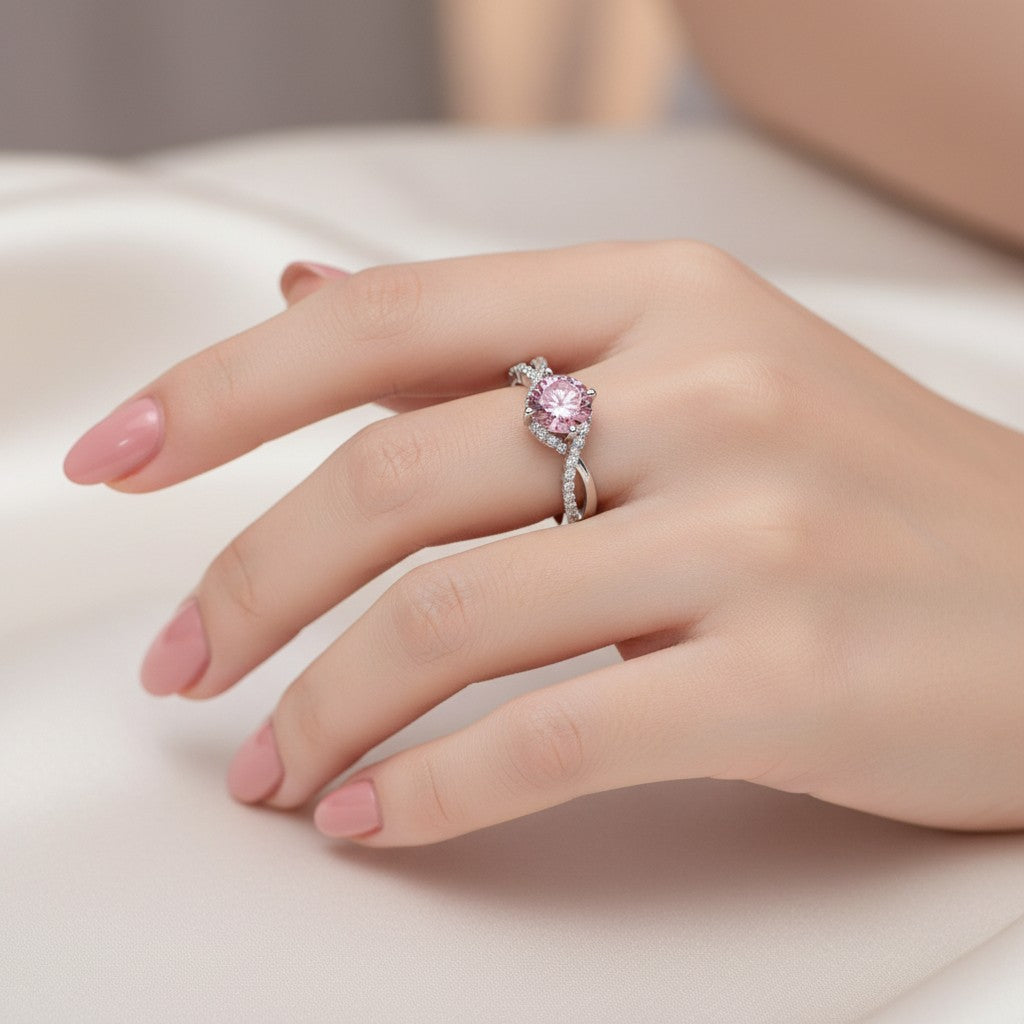LUMIOR roze moissanite diamant ring met 1 karaat steen en zilveren band met kleine steentjes