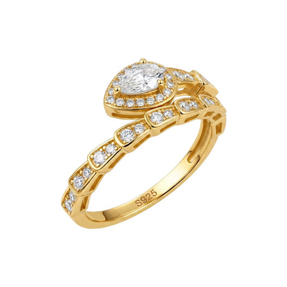 LUMIOR gouden slang statement ring met moissanite diamant in druppelvorm en pavéz setting. Verstelbaar.