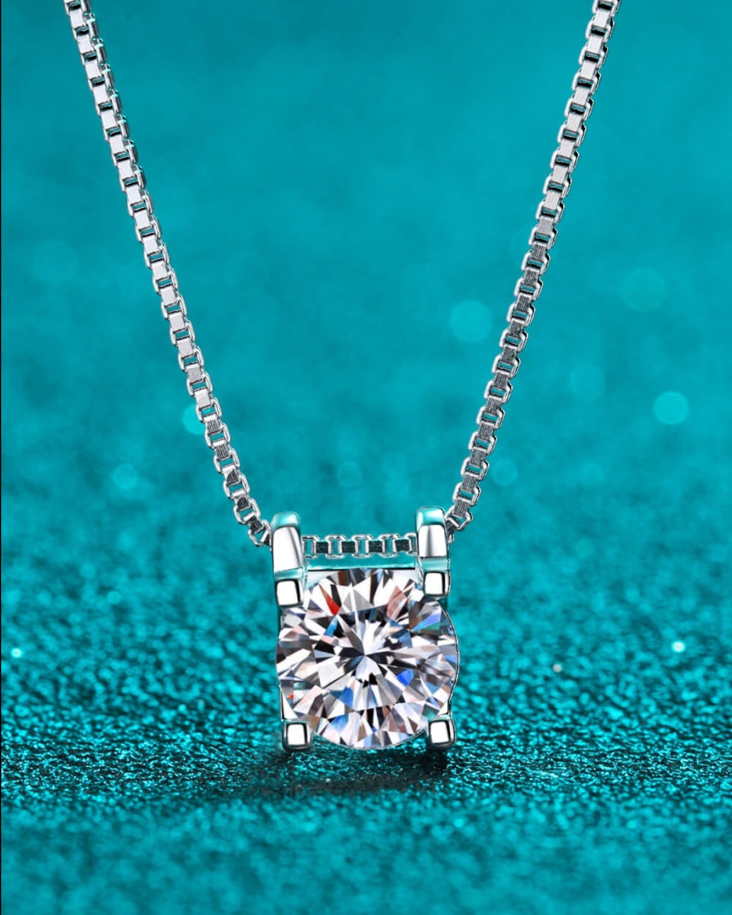 LUMIOR klassieke 1 karaat moissaniet solitaire ketting in 925 sterling zilver met rhodium plating. 16 inch ketting met 2 inch verlengstuk.