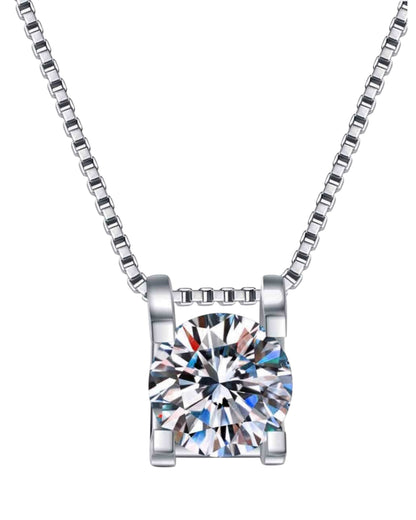 LUMIOR 1 karaat moissanite solitaire ketting in 925 sterling zilver met rhodium plating. Verstelbare kettinglengte van 40-45 cm.