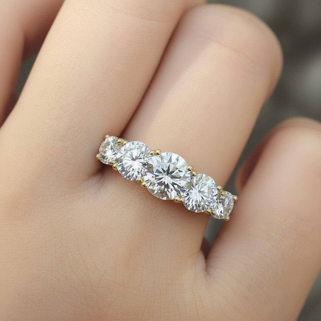 LUMIOR Sophitia™ ring met 3 karaat moissaniet edelstenen in 18k geelgouden plating, 925 sterling zilver.