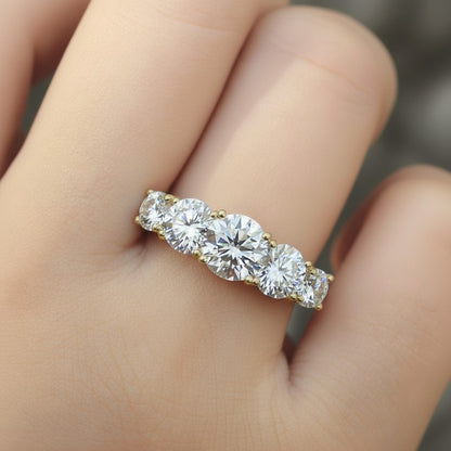LUMIOR Sophitia™ ring met 3 karaat moissaniet edelstenen in 18k geelgouden plating, 925 sterling zilver.