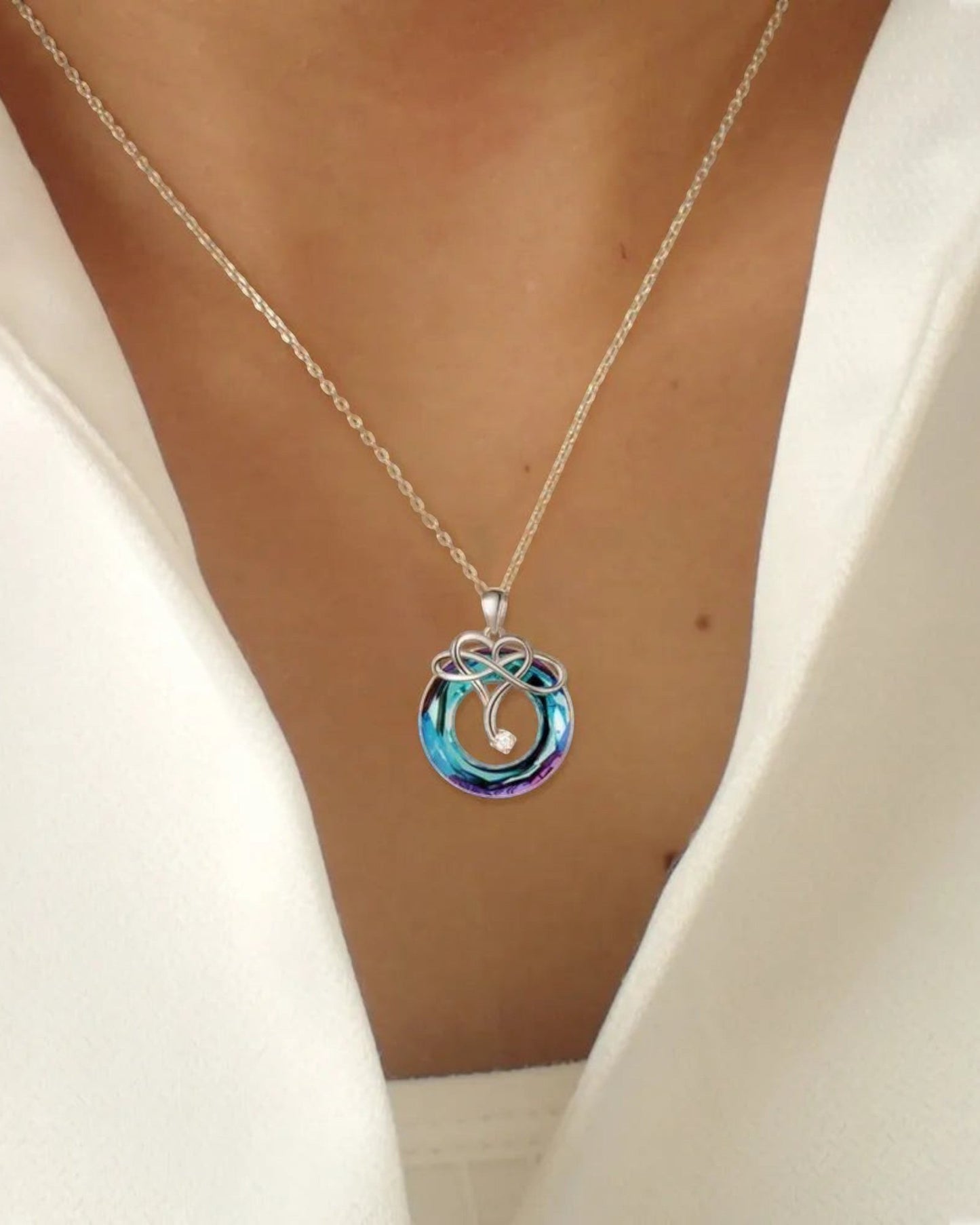 LUMIOR ketting van 925 sterling zilver met een iriserende kristallen hanger en zirkonia accenten in bohemian stijl.
