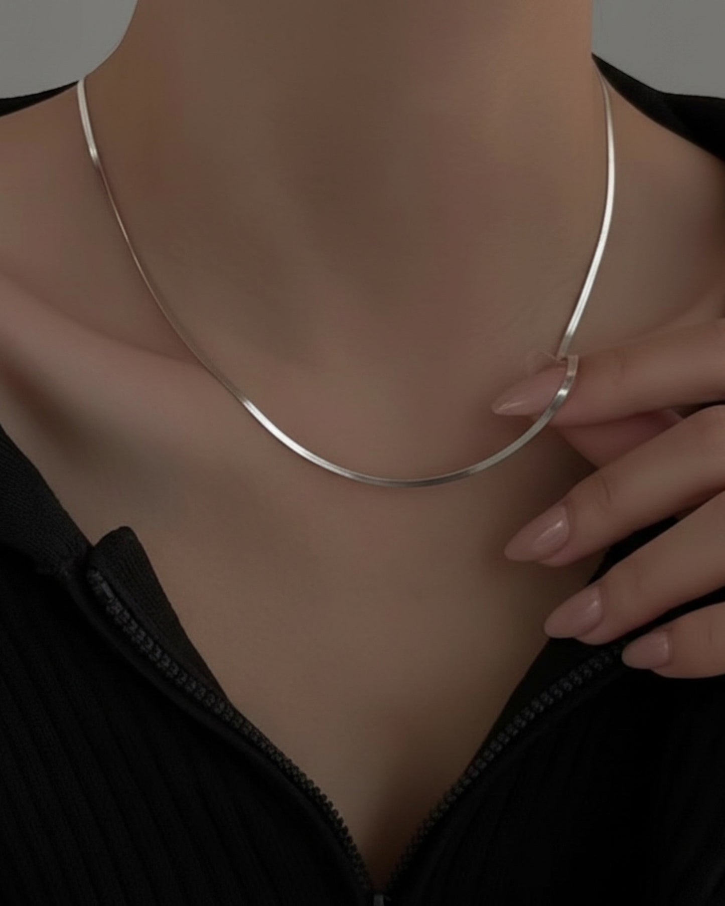 LUMIOR minimalistische 925 sterling zilveren ketting met een gladde, hoogglans afwerking gedragen om de hals.
