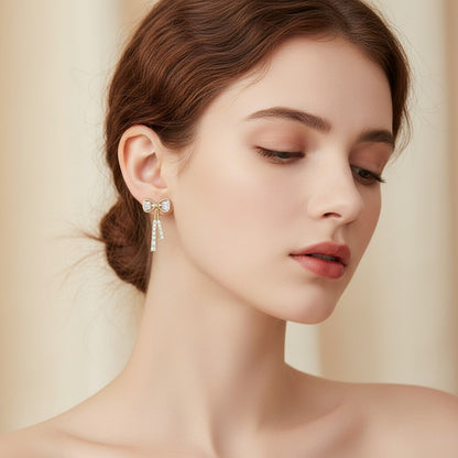 LUMIOR gouden strik oorbellen met 1.12 karaat moissaniet en zirkonia accenten, 3.1 cm lang