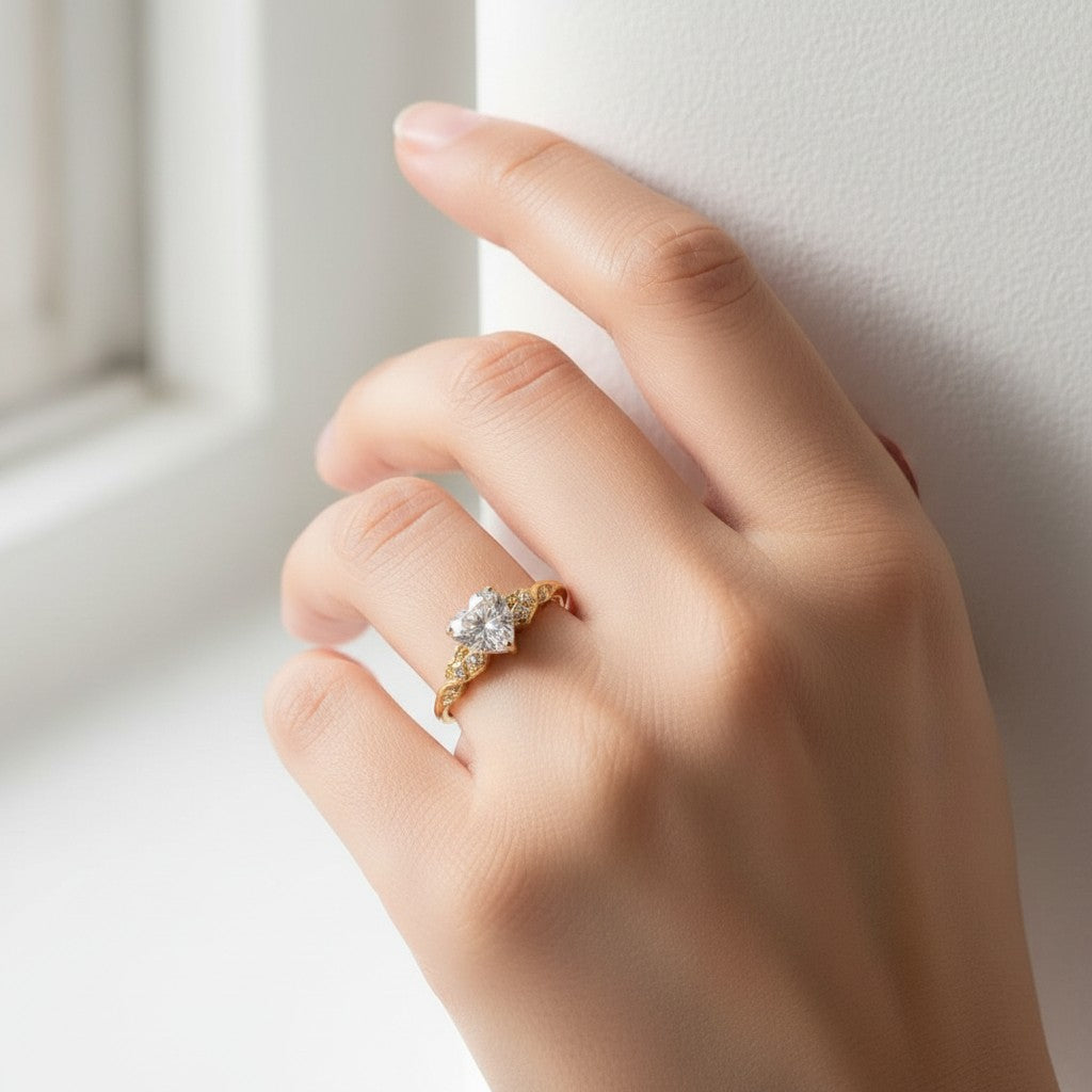 LUMIOR Valentina ring met hartvormige moissanite van 1,5 karaat in 18k geelgoud verguld sterling zilver.
