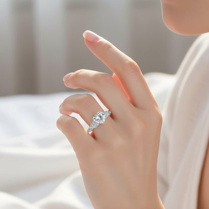 LUMIOR Valentina™ ring met hartvormige moissanite van 1,5 karaat in 925 sterling zilver met gravures