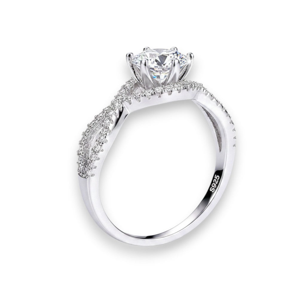 LUMIOR Valentina™ ring van 925 sterling zilver met 1 karaat moissaniet diamant, gedraaide pavé band en halo kroon.