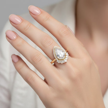 LUMIOR Flora vintage statement ring met 4 karaat peervormige moissaniet en 18k geelgouden afwerking.