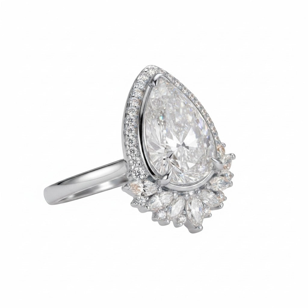 LUMIOR Flora vintage statement ring met 4 karaat peervormige moissanite, 18K geelgouden afwerking en diamanten halo.