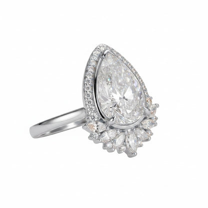 LUMIOR Flora vintage statement ring met 4 karaat peervormige moissanite, 18K geelgouden afwerking en diamanten halo.