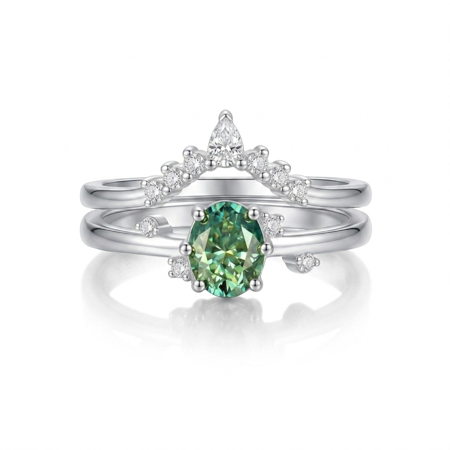 LUMIOR gestapelde ringenset van 18K witgoud met groene ovaal geslepen moissaniet en diamanten pavé.