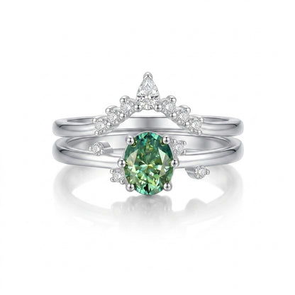 LUMIOR gestapelde ringenset van 18K witgoud met groene ovaal geslepen moissaniet en diamanten pavé.