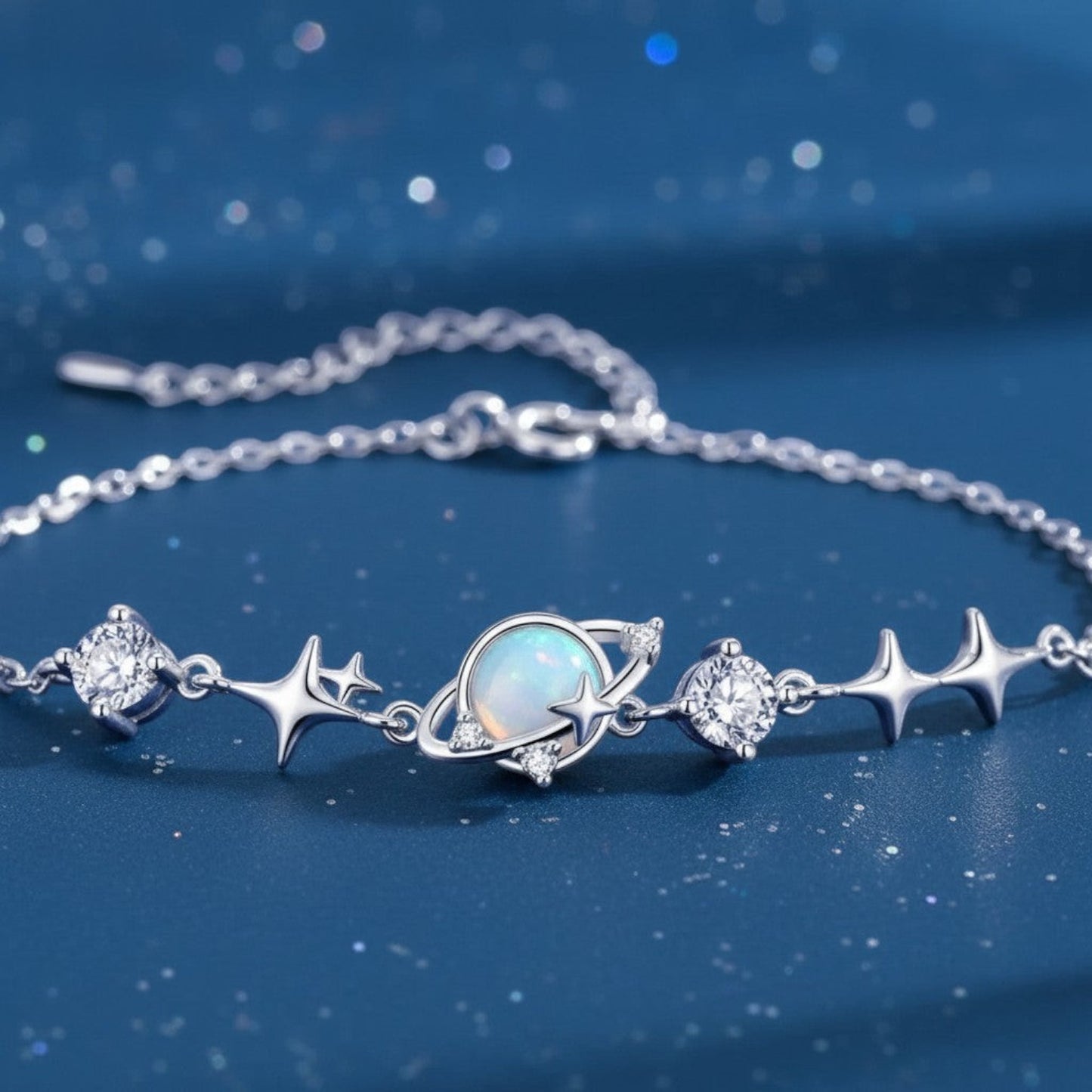 LUMIOR zilveren armband met sterren en planeetbedels, bezet met zirkonia stenen. Verstelbaar.