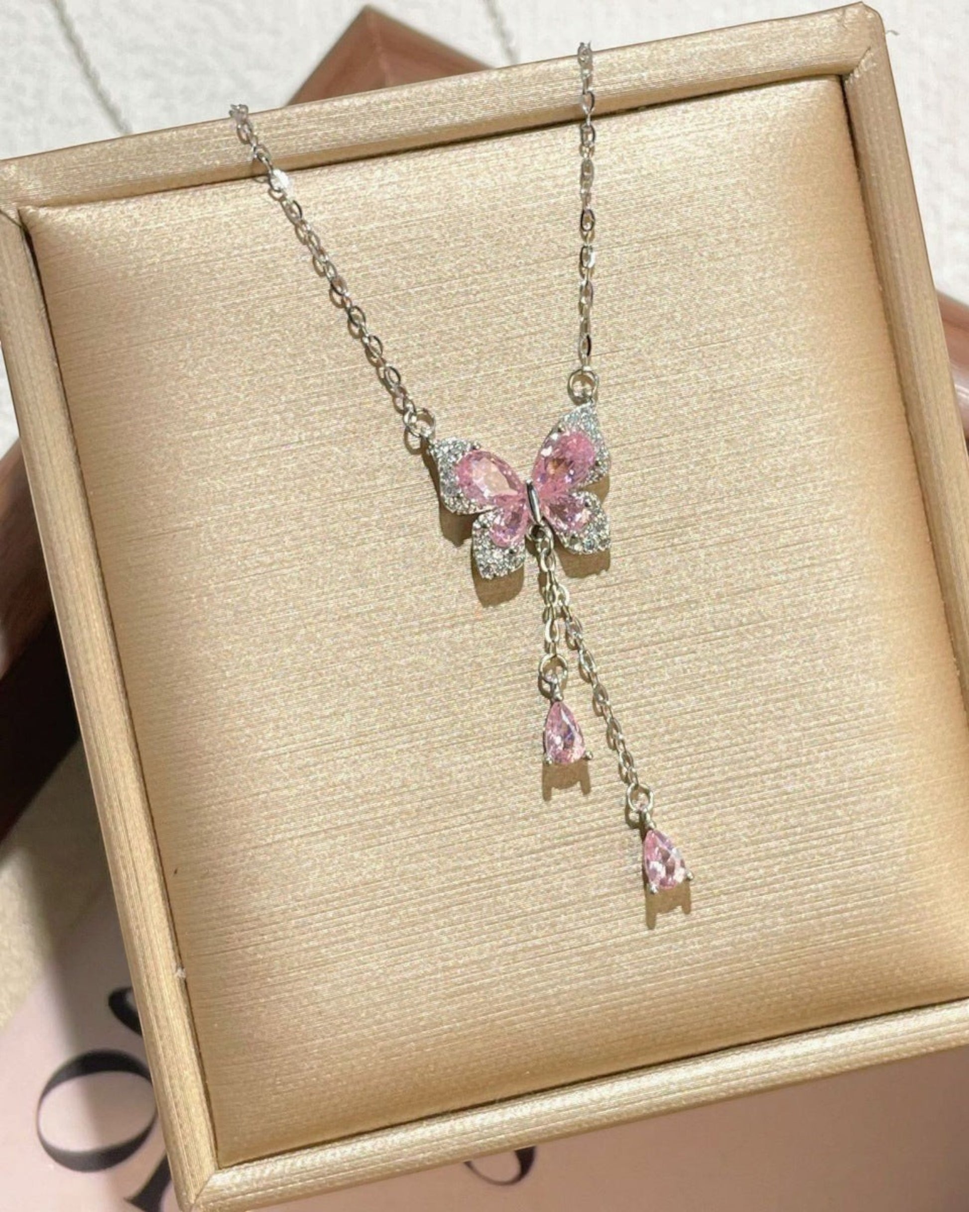LUMIOR zilveren ketting met vlinderhanger bezet met roze en witte zirkoonstenen. Verstelbare lengte.