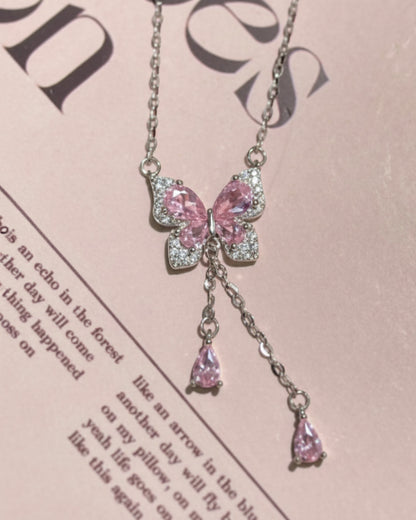 LUMIOR zilveren vlinderketting met roze zirkoonstenen en druppelhangers. Verstelbare kettinglengte.