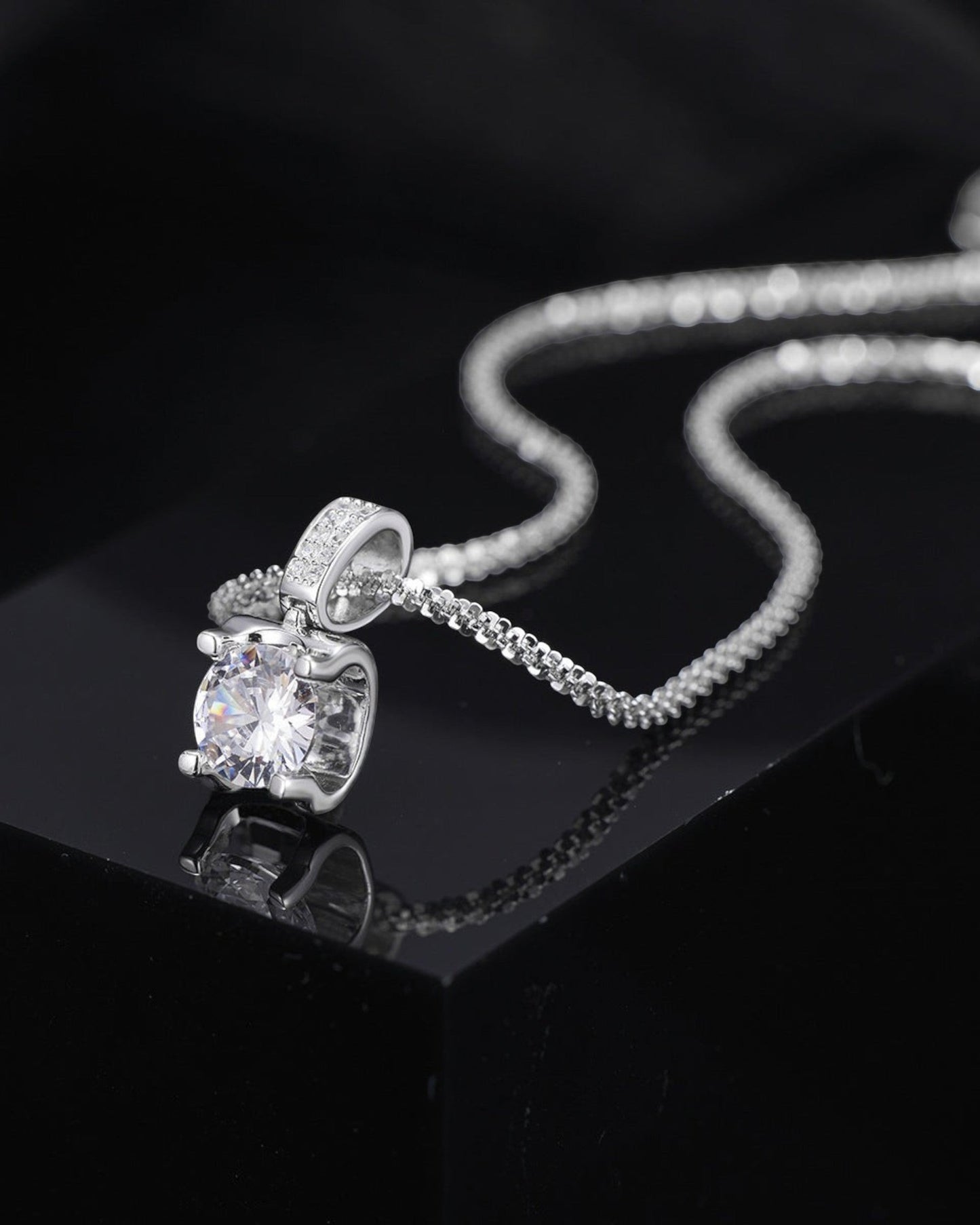 LUMIOR minimalistische ketting van 925 sterling zilver met een schitterende zirkonia hanger voor dagelijks gebruik.