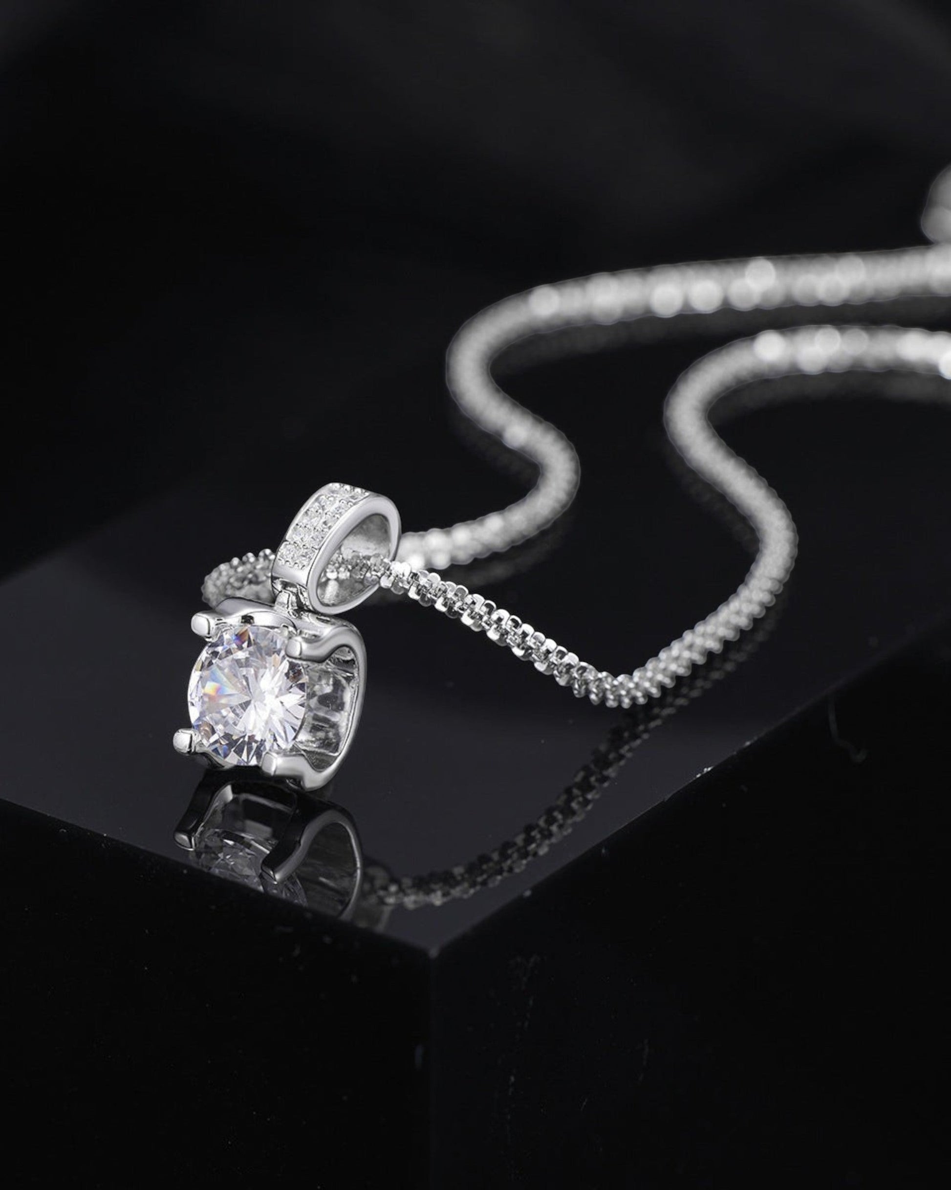 LUMIOR minimalistische ketting van 925 sterling zilver met een schitterende zirkonia hanger voor dagelijks gebruik.